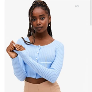 Topp - Säljer denna söta toppen från monki. Använt fåtal gånger. 150 kr och kan mötas upp i Vänersborg/Trollhättan eller skickas för en slant💘