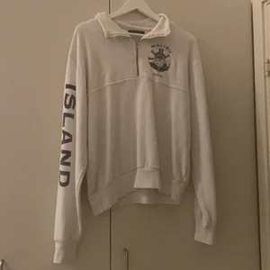 Brandy Melville tröja - Skitsnygg tröja med tryck på armen. Står ingen storlek men passar typ alla