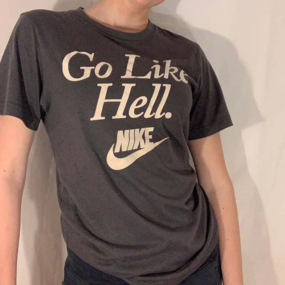 Mörkgrå T-shirt med tryck från Nike. Ok skick. . T-shirts.