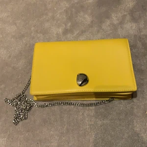 Zara väska - Jättefin somrig väska från zara. Perfekt till att göra en outfit lite roligare😜! Superfin som clutch också om man lägger ner kedjan i väskan. Aldrig använd!