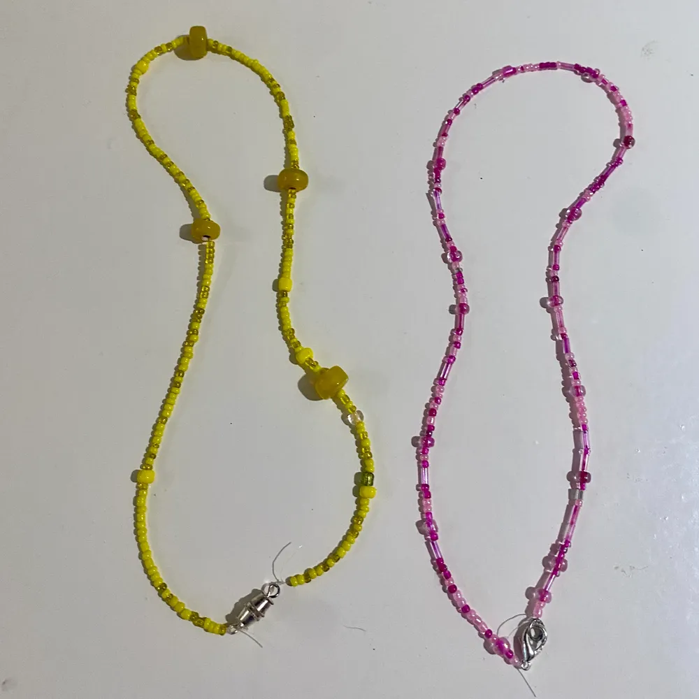Handgjort halsband i färgerna lila, blå, gul, rosa, grön. Du kan själv customize ditt egna halsband.  Väldigt fina att ha på sig på sommaren när man är ute. Köper du ett halsband så får du en ring på köpet 🤍  11kr frakt . Du kan också customize längden                                  (Btw hajhalsbandet är inte till salu). Accessoarer.