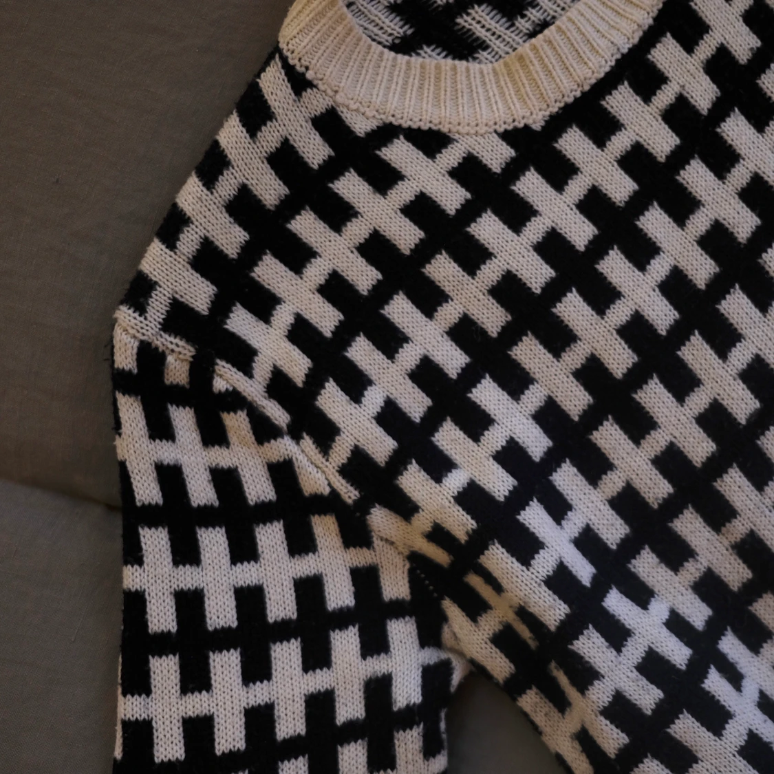 Stickad tröja i fint svartvitt mönster