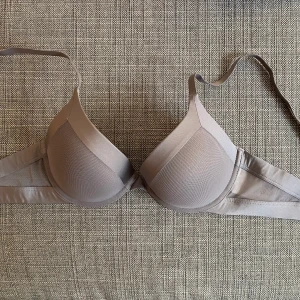 BH från HM 75C (oanvänd) - Oanvänd fräsch BH från HM säljes pga att den som köpte gåvan inte visste min storlek. Väldigt fina detaljer.  Unused bra from HM, is sold due to the gift giver misshuggets my size. The item has lovely details. 