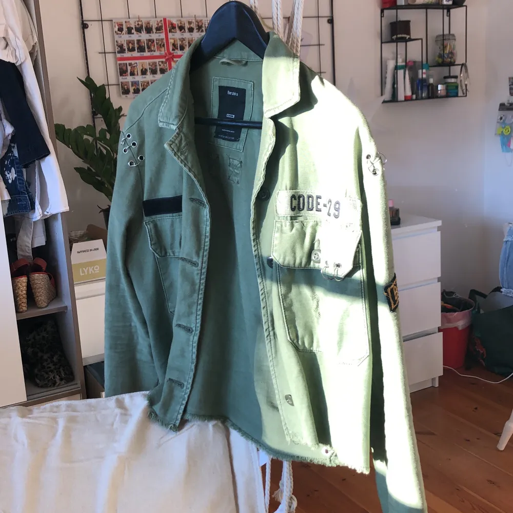 Grön millitärjacka i oversized fit! Går att ha som skjorta men även som kofta/jacka. Som ny. Säljer pga att jag aldrig får användning av den. (Frakt står köparen för). Jackor.
