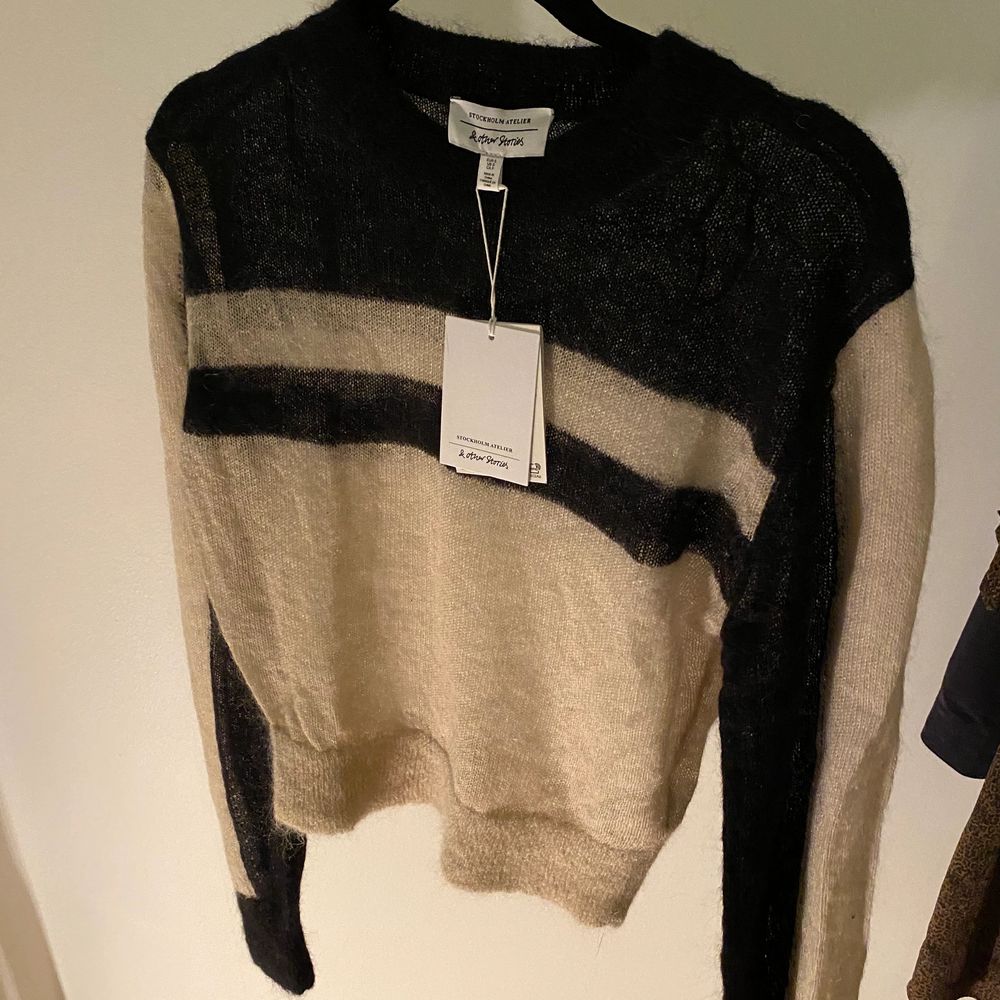 Cropped sweater Size S but fits also a M (or L if you want to wear it more cropped), it’s brand new, bought it last winter! . Stickat.