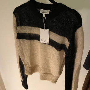 & Other Stories Sweater (with tag on!!)  - Cropped sweater Size S but fits also a M (or L if you want to wear it more cropped), it’s brand new, bought it last winter! 