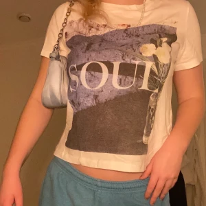 Tryckt t-shirt - Cool t-shirt med tryck, säljer för att den bara hänger i garderoben. Fraktar helst pga corona men kan annars mötas upp i Nacka<3