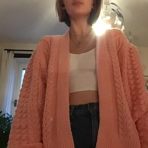 Rosa Kofta  - Jättefin stickad rosa kofta som jag köpt second hand. Tycker den är jättecool men sitter inte så bra på mig och kommer inte till andvändnign 