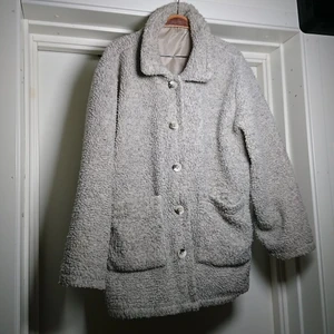 Fluffjacka - Så mysig jacka med mjuk och "ullig" utsida (vegansk). Den är något sliten och översta knapphålet är lite stort, därav lågt pris, men den har fortfarande kvar att ge! Märkt med xl men passar bra på mindre🌸