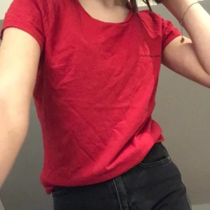 Calvin Klein jeans t-shirt - Nästan oanvänd röd t-shirt från Calvin Klein jeans, super bra skick💕