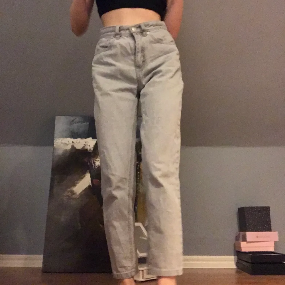 Super fina ljusgrå momjeans från pull and bear nästan oanvända.💕. Jeans & Byxor.