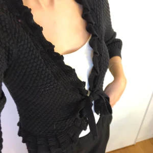 Kofta  - Svart kofta med knyte framtill! Använd fåtal gånger, bra skick! 