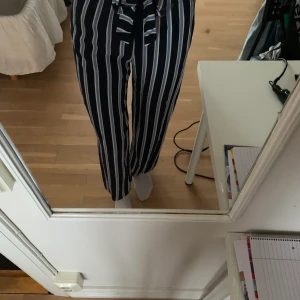 Kostymbyxor  - Kostymbyxor från H&M blå och vit randiga men band i midjan, fint skick 