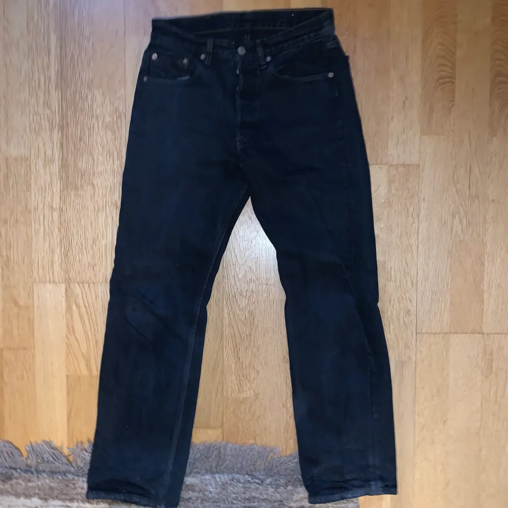 Sjukt snygga vintage Levis 501! Väldigt sköna och sitter perfekt på mig som är ca 170. Cond 7/10:-). Jeans & Byxor.