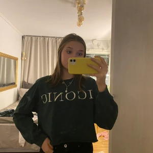SWEATSHIRT! - Grön sweatshirt ifrån bershka med texten ” ICONIC” på💚💚 40kr+ frakt