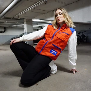 Reebokväst - Skitcool reebokväst i fint skick! Modellen är 170 cm. Fri frakt i Sverige. 