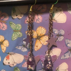 Dubbelkedjade örhängen, resin plus tunna stjärnor - Dubbelkedjade örhängen, Egencraftade örhängen med egengjutna gummibjörnar! Det ligger mycket arbete och tid bakom varje smycke vilket gör mina priser till superbra! 💖 29kr och frakt ingår 