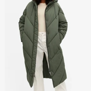 Long puffer coat - En lång vinterjacka i militärgrönt från Monki i strl Small. Väldigt populär och helt slutsåld, nypris 1000 kr. Den har prislapp kvar och har aldrig blivit använd då jag köpte fel storlek och hann inte lämna tillbaka. Kan mötas upp i Stockholm eller frakta🌸