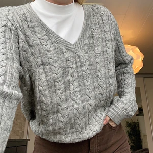 Kabelstickad tröja - Säljer en kabelstickad tröja. Strl L, sitter lite oversized på mig som vanligtvis har S i tröjor. Använd men fint skick☺️ köparen står för frakt!🤍