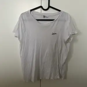 Vanlig vit t-shirt 