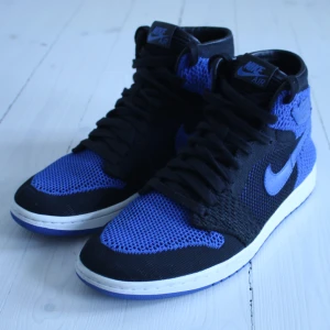 Jordan 1 high royal flyknit - Storlek: 43. Skick: 8/10  Tyvärr inte originallådan 