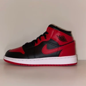 Jordan 1 mid ”banned” - Säljer helt oanvända jordans. Skorna är för damer och är i storlek 40 och 25 centimeter. Skorna är endast urtagna ut kartongen för bilder och aldrig haft en sko i sig. Buda i chatten från 1100kr med en minsta höjning på 50kr. Jag kommer att uppdatera buden i kommentarerna så att alla ser. Kvitto och originalbox följer självklart med så att ni kan se att skorna är äkta. Jag fraktar överallt eller möts i Stockholm. Hör av er vid fler funderingar eller frågor mvh Herbert 🥰😍