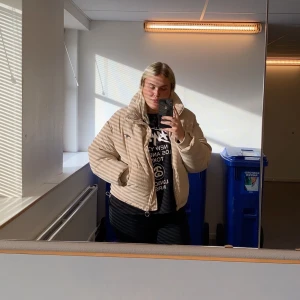 puffig manchesterjacka med storspov - superskön och varm jacka från gina i manchester! säljs ej längre, 300kr+frakt eller högsta bud💫 alla kläder tvättas eller sprayas med washologi innan de skickas🍄  