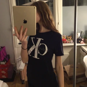 Calvin Klein T-shirt 🖤 - Supersnygg CK T-shirt knappt andvänd inga täcken på skador. Buda om pris