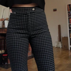 Rutiga hm byxor - Väldigt snygga byxor om jag får säga det själv, säljes för att de inte kommer till användning då de är lite för ostretchiga för min smak. Storlek 40. Finns två fake-fickor bak, som vid kostymbyxor. Frakt tillkommer