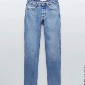 Super fina (helt slutsålda) zara jeans som sitter lågmidjat på mig som har 36/38! Avklippta nertill, de är lite långa på mig som är ca 165💕 storlek 40 men små i storleken
