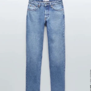 Zara mid Rise straight jeans full length - Super fina (helt slutsålda) zara jeans som sitter lågmidjat på mig som har 36/38! Avklippta nertill, de är lite långa på mig som är ca 165💕 storlek 40 men små i storleken
