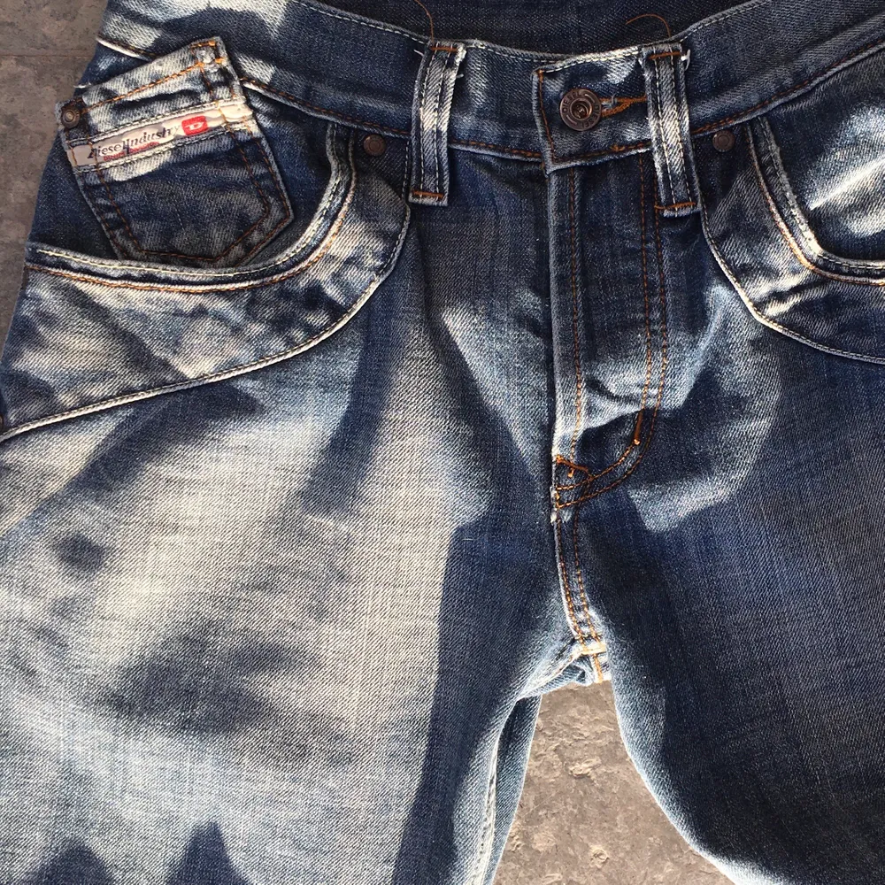 Lowrise Diesel jeans med knappgylf och raka ben. Väldigt y2k. Fin passform. Insydda och passar mig som är 180 med str xs eller 24/34. Passar även s, ca 24-26/32. Frak tillkommer 😙. Jeans & Byxor.