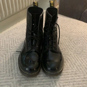 Dr Martens strl 42 - Dr Martens säljes pga inte används. I fint skick med någon enstaka slitning som knappt syns.
