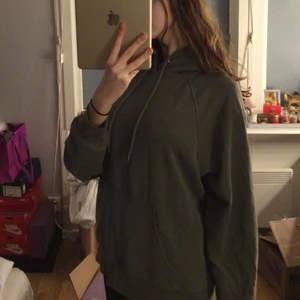Militärgrön Hoodie🐊 - Millitärgrön hoodie knappt andvänd i storlek M. Buda om pris. Välj leveranspris själv. 
