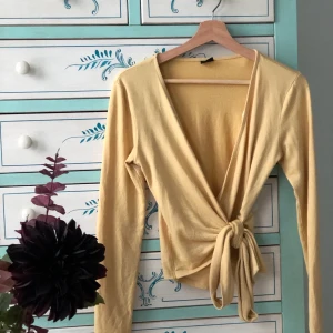 En gul tröja från Ginatricot, storlek S. - En härlig gul tröja som formar midjan perfekt. Sitter tight mot kroppen och har en vacker passform. Dessutom är materialet mjukt och skön att ha mot kroppen. Som förtsa pris ligger den på 70 kr + frakt. Skriv gärna bud i kommentarsfältet. 