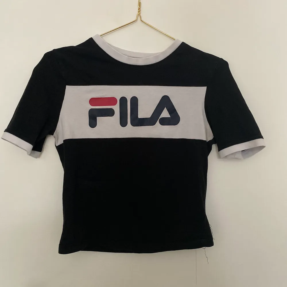 FILA T-Shirt köpt här på plick, använder den aldrig längre numera. Den är lite sliten i filamärket, därav det billiga priset! Frakt tillkommer🤩. T-shirts.