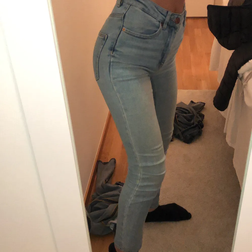 Detta är ett år riktigt riktigt snygga jeans så synd att dom är för små för mig. högmidjade blåa jeans från ginatricot. Fin kropp i dom och har bra passform. Dom kostade 400 kr ordinarie. . Jeans & Byxor.
