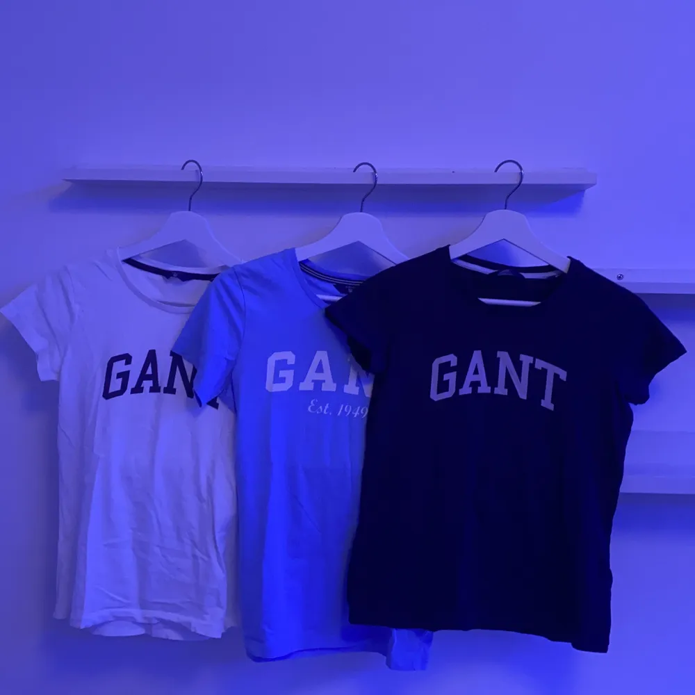 3 Gant t- shirts, en vit med mörkblå text, en ljusblå med vit text & en mörkblå med vit text. Tröjorna är i dam modell och storlek xs men passar även i barnstorlek, säljer alla 3 ihop för billigt pris, kan diskuteras💙 (äkta!). T-shirts.