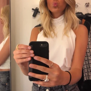 Topp - Hej, säljer dena snygga topp!!! Den är som ny🤩 då det inte finns några fläckar och sitter jätte snyggt! Säljer den för har inte använt den på över ett halv år💕💕🥳🥳🥳