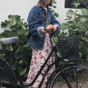 Jättefin kjol - Säljer en av mina favorit kjolar då den tyvärr blivit lite förliten i höften. Så himla fin, storlek XS. Den är omlott som man knyter (pris kan disskuteras vid snabb affär)