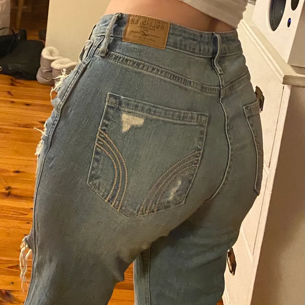 Ripped ankel jeans från hollister i snygg passform. Sitter bekvämt och är en aning stretchiga💙. Jeans & Byxor.