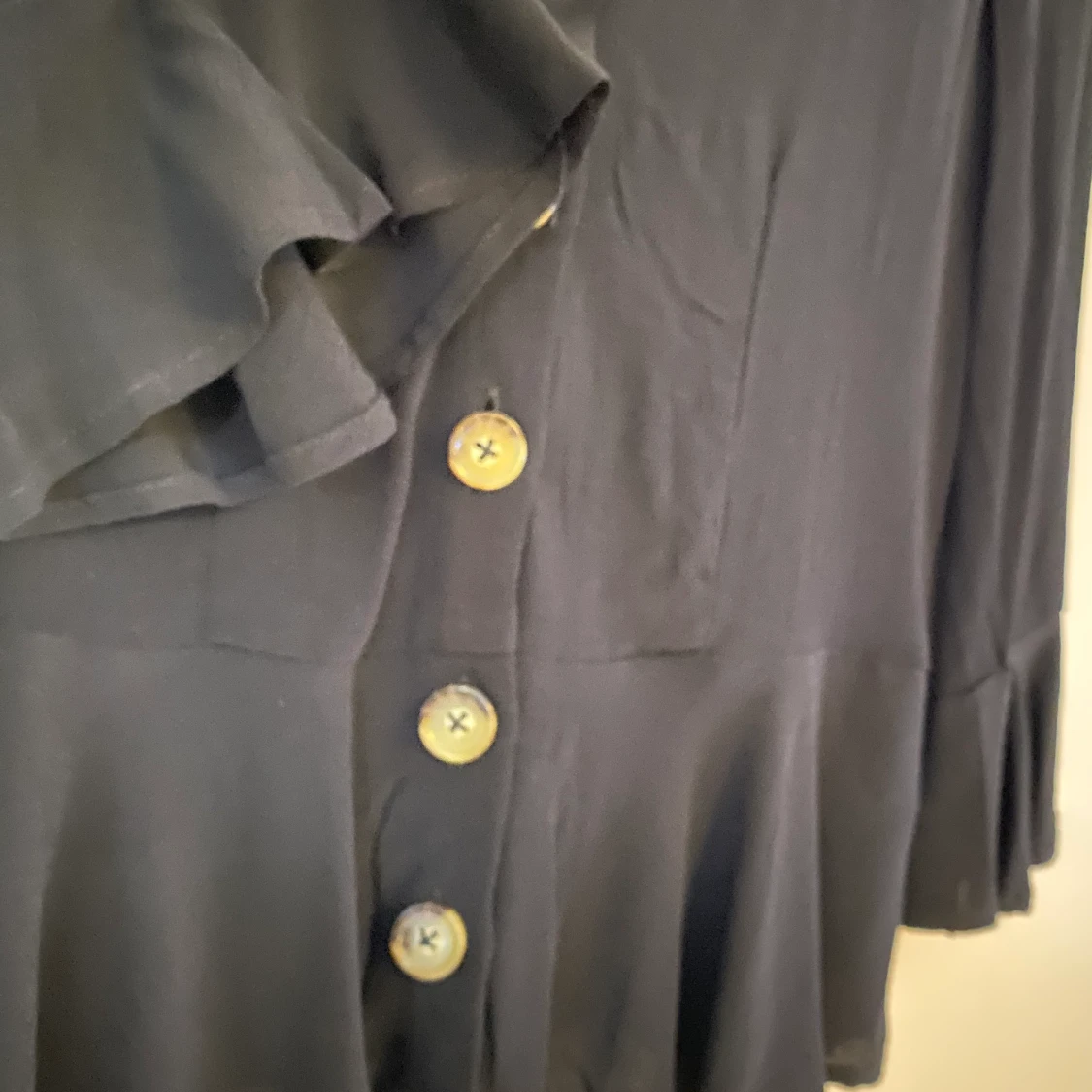 Oanvänd blus med fina detaljer stl S - 90