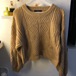 Beige stickad tröja från Forever 21 i strl L.