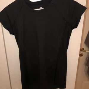 Träningstopp  - Träningströja från H&M som aldrig används, fint skick 