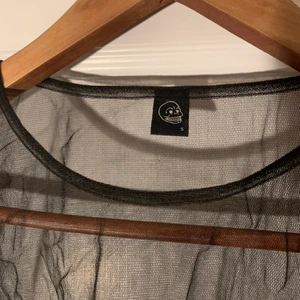 Transparent t-shirtklänning - Transparent oversize T-shirt klänning från cheap monday. Strl S