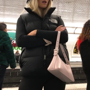 The north face väst  - Den är i storlek XS från herravdelningen så på mig som vanligtvis har XS sitter den som en S/M. Buda privat eller kommentarerna 💞 den är knappt använd 