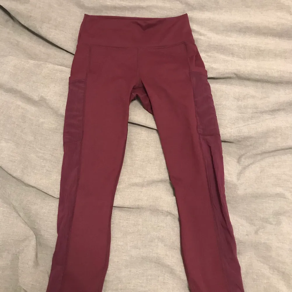 Size small-medium, perfect condition, burgundy, great support, 60 sek+ shipping 💓💓. Jeans & Byxor.