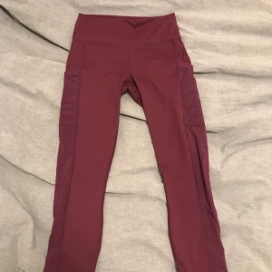 Fabletics Powerhold leggings - Size small-medium, perfect condition, burgundy, great support, 60 sek+ shipping 💓💓