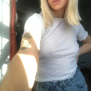 T-shirt med räfflade kanter - Vit T-shirt från monki💕 köparen står för frakt