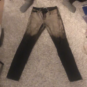 Blekta jeans - Ett par jeans från hm som jag har blekt det är stlk 36, jeansen passar bra överallt men använder inte längre 